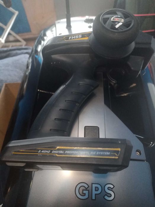 Нова лодка за захранка с автопилот и gps обхват 500 метра