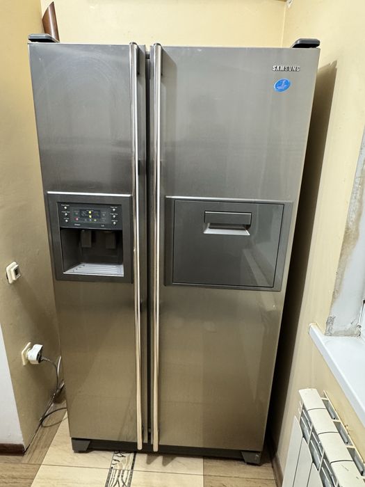 Холодильник Samsung Side-by-Side — отличное состояние.