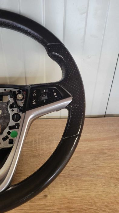 Продавам запазен кожен волан за Opel Insignia 2008 - 2013