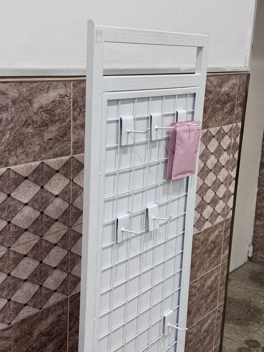 Вешалка, сетка для аксессуаров, стойка