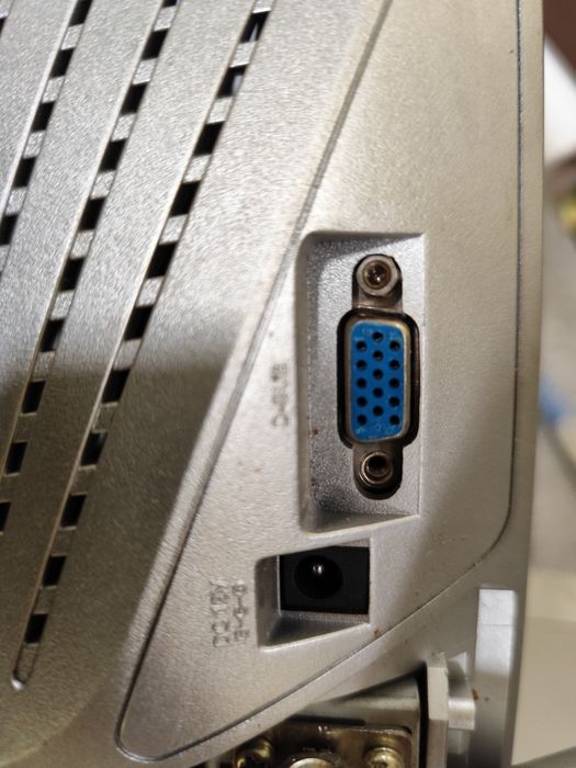 Два монитора Asus и другия е с адаптер 12 волта