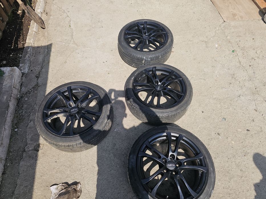 Jante aliaj 18” 5x108 + anvelope VARĂ Hankook 245/40 R18
Anvelopele sunt aproape noi (rulate ~200 km)
O anvelopă are o zgârietură superficială (nu a