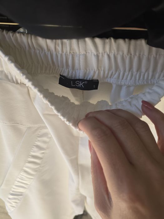 Set pantaloni conici, 3/4, cu talie înaltă, top, din voal și detalii d