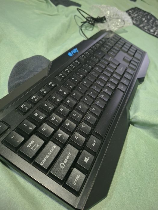 Tastatură Gaming 100% + mouse-pad