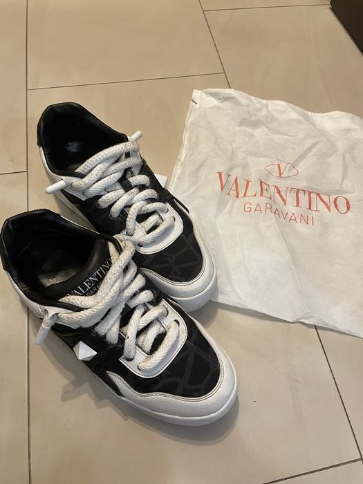Valentino Garvani сникърси