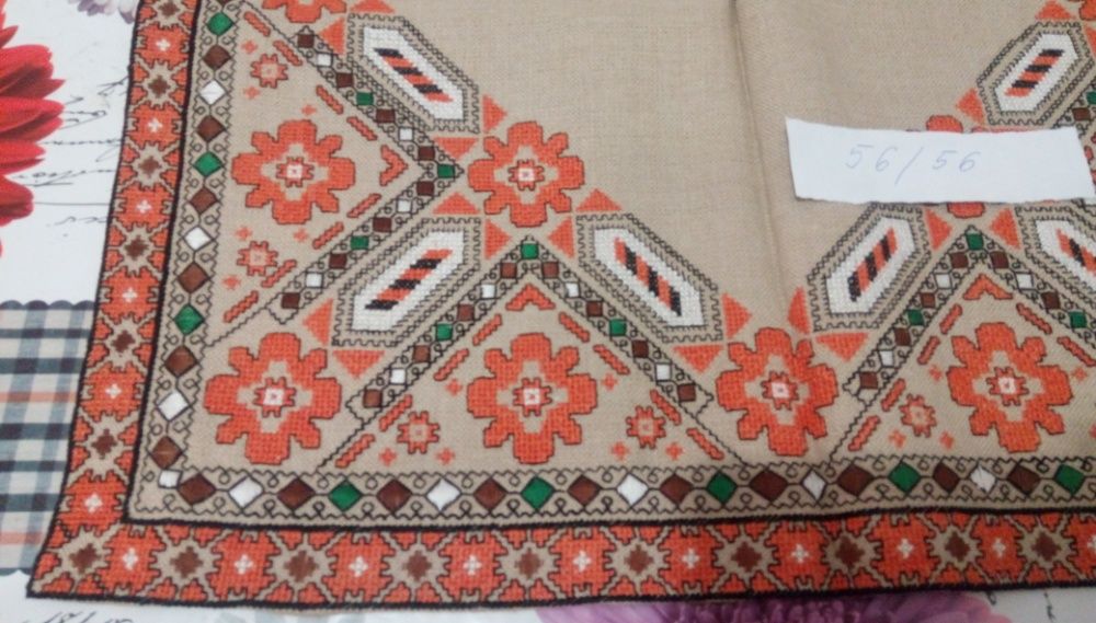 ръчно бродирано каре