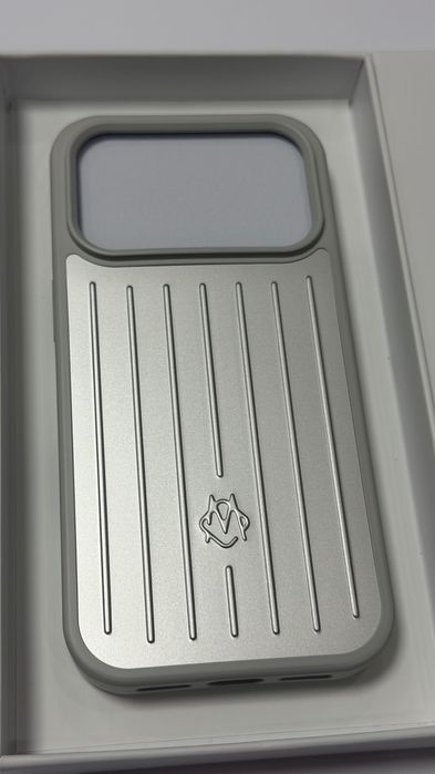 RIMOWA Aluminium Case за iPhone 18 Pro, 17 Pro, 17 Pro Max