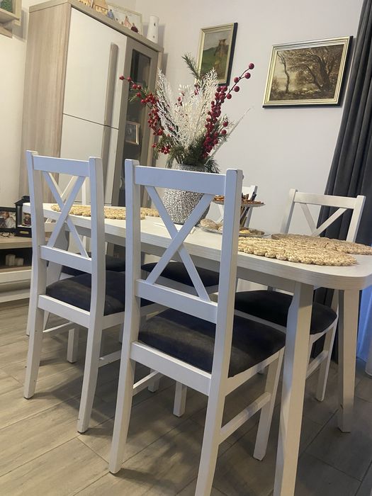 Vand 6 scaune albe de masa