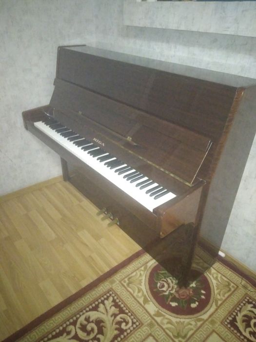 Пианино Рига, трех педальный