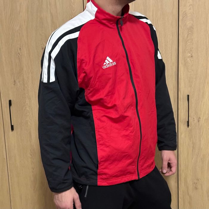 Продава се ветровка Adidas Vintage Y2K – размер L, червено/черно