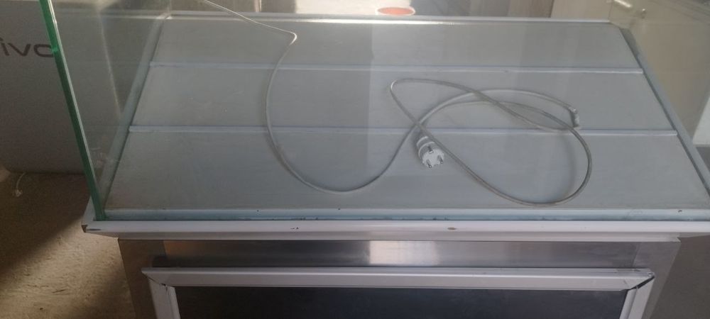 Продается витрина стеклянная