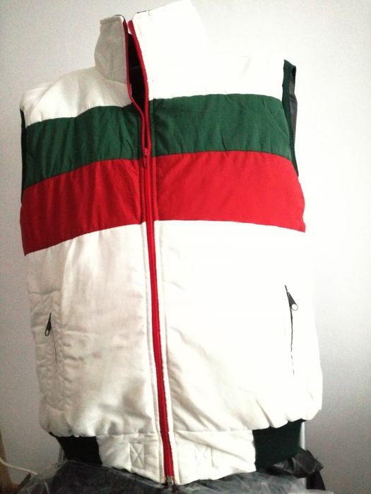 Veste  vând diferite modele și mărimi