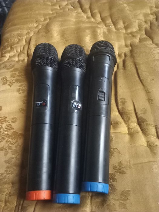 Три броя микрофони