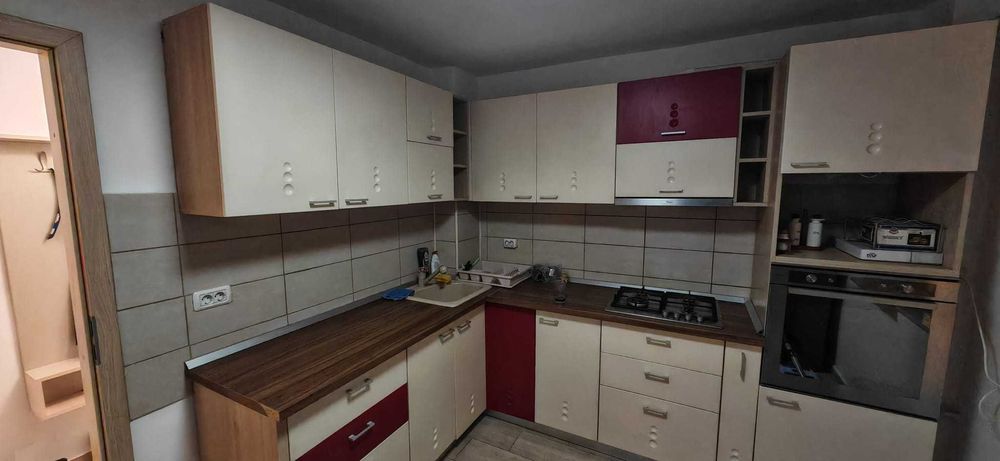 Inchiriez apartament cu 3 camere situat in centrul civic