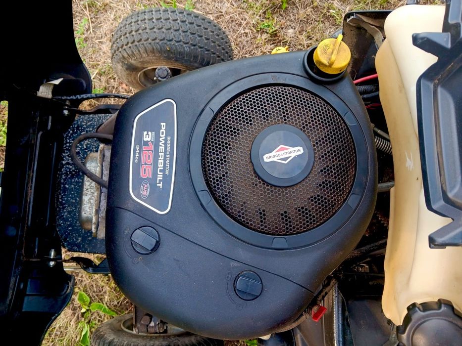 Tractoras   de tuns iarbă și gazon