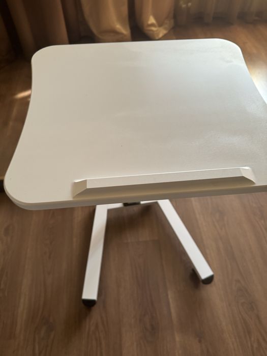 Писменый столик на колесиках