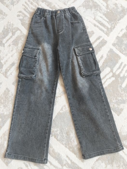 Стильные серые джинсы-карго для подростка