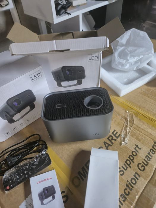 Промо Цена!Преносим Smart 4К Android WiFi Проектор с Ел.Focus 15000lumen + Подарък 72инчово платно