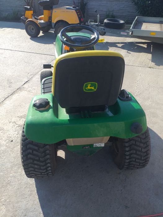 Tractoras tuns iarba