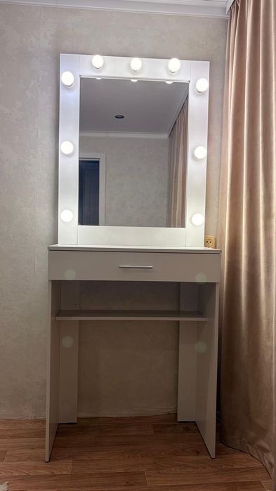 Стол визажиста и бровиста