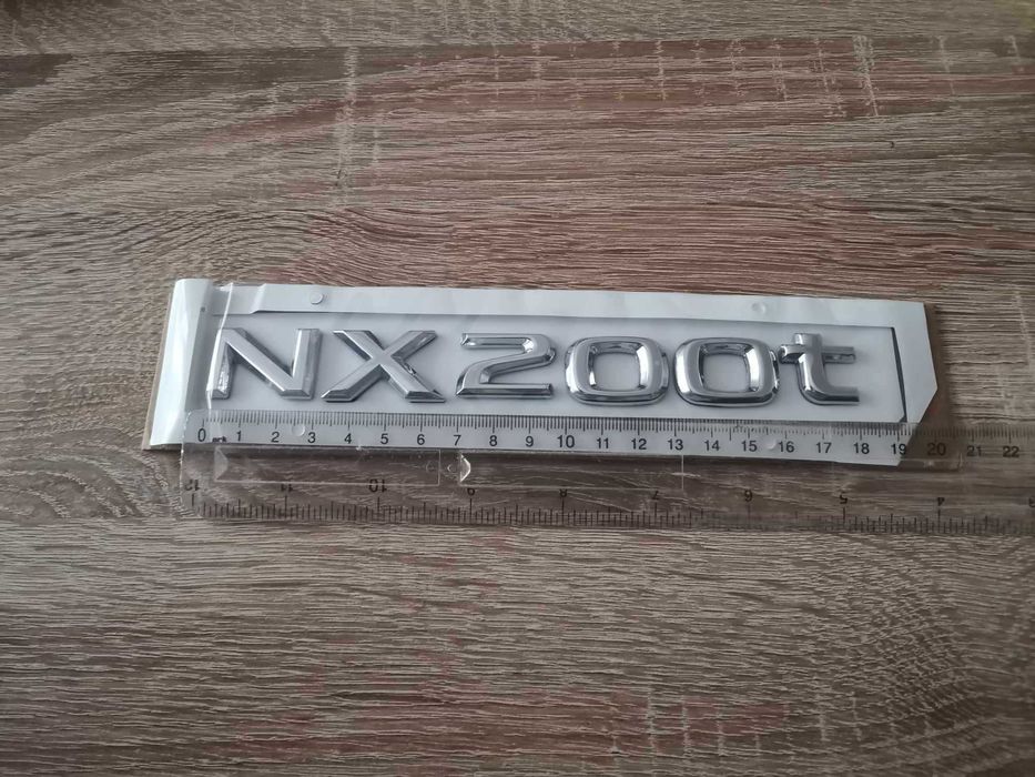сребрист надпис Lexus NX 200t