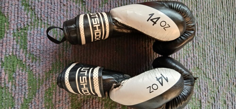 Боксёрские перчатки и шлем