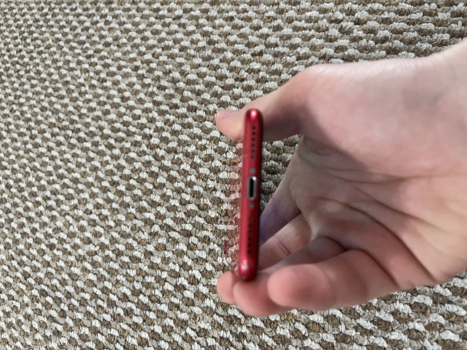 Продам айфон SE 2 поколения