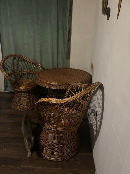 Masă rotundă din răchită + scaune  – stil rustic / boho