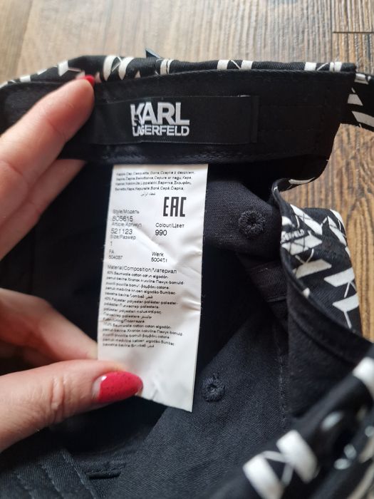 Страхотна шапка с козирка KARL LAGERFELD