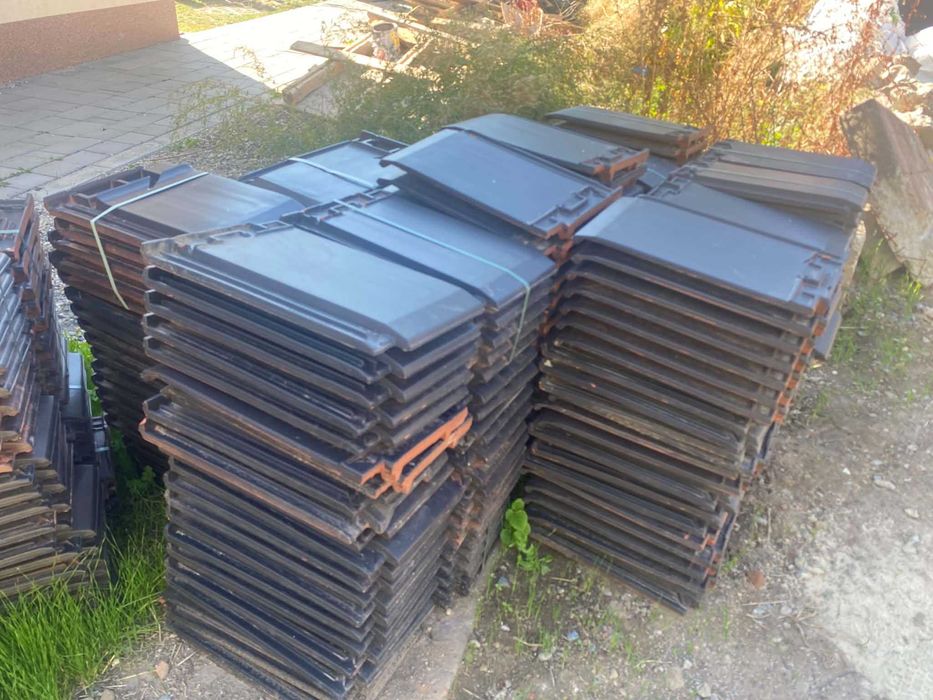 Vand la pret deosebit de avantajos, 300 buc tigla germana Creaton - negru angoba si 25 tigle de laterale