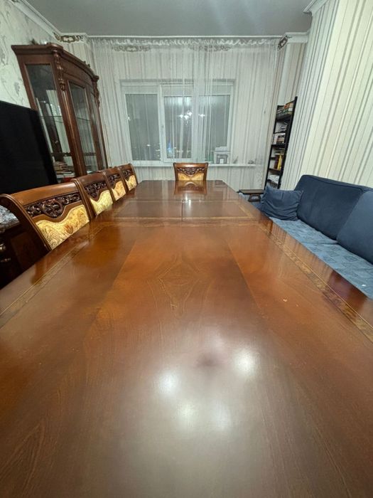 Стол и стулья в гостинную