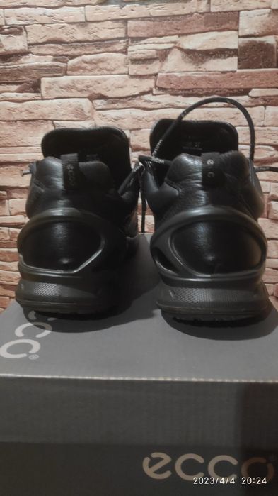 Продаются демисезонные кроссовки ECCO 41 р