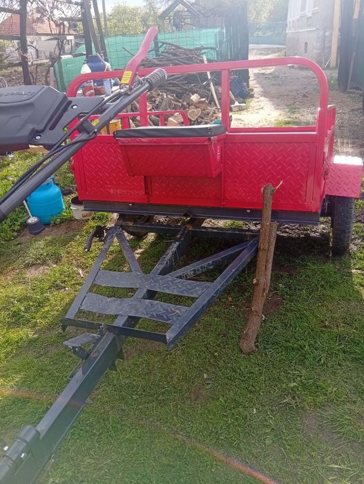 Vând motocultor cu remorca