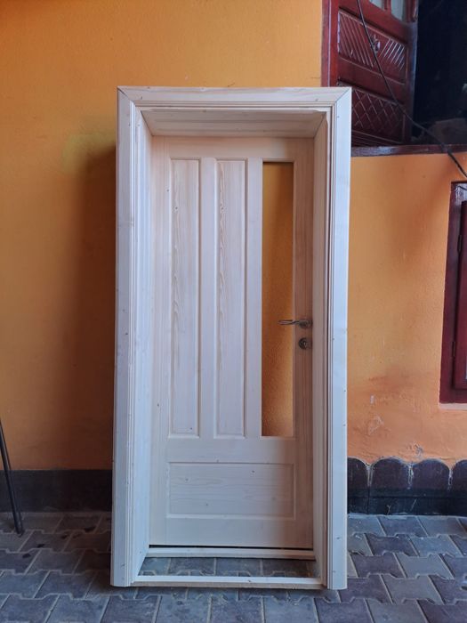 Producător de uși și ferestre din lemn masiv,brad.