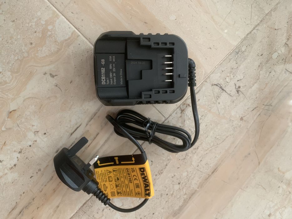 Зарядно Dewalt DCB1102