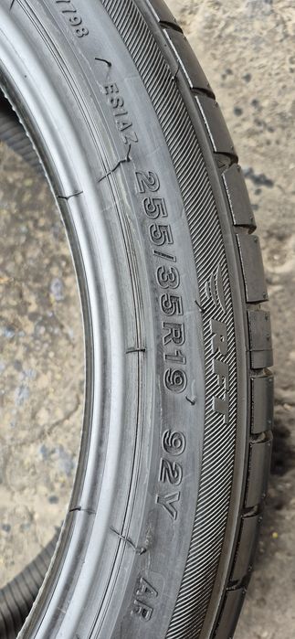 4 anvelope vara noi runflat Bridgestone,fata 225/40/19,spate 255/35/19,dot 2025.Pretul este pe bucata.