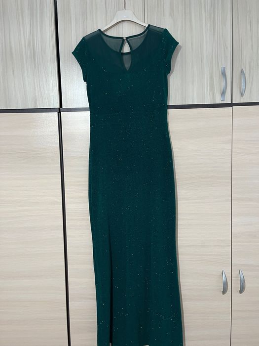 Дълга официална рокля за поводи с цепка