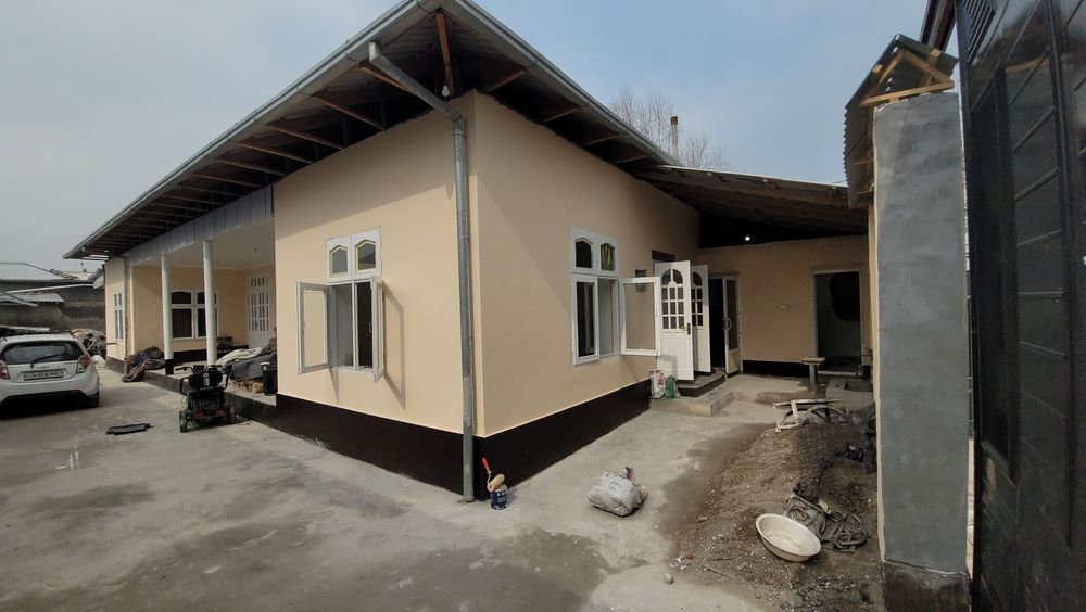 Yangi yo'lda yangi qurilgan hamma sharoyiti bor mebellar qo'shib beris