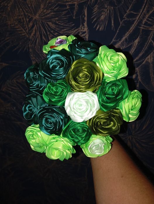 Realizez pe comanda buchete trandafirii satin pentru detalii scrieți