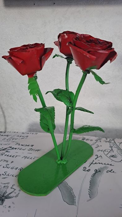 Продам розы из металла на 8 марта
