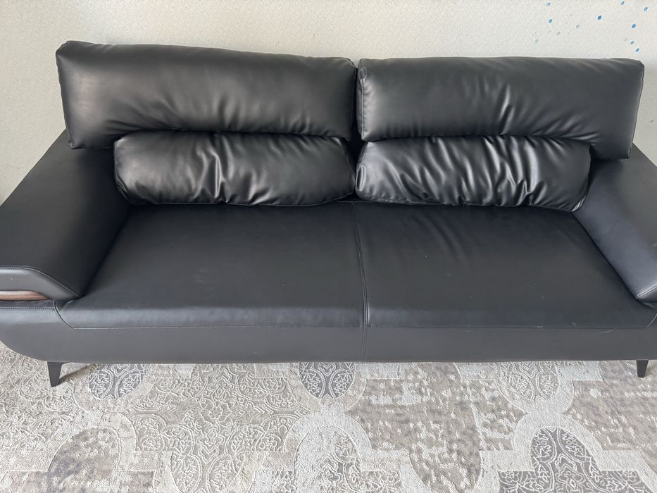 Диван офисный черный кожаный