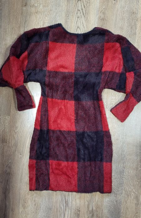 Пухена червена рокля