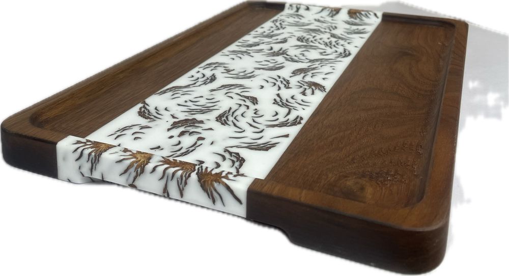 Дървена поднос от орех и епоксидна смола с шишарки