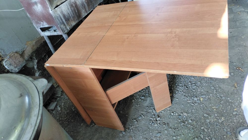 Срочно продам холодильники, плиты, столы