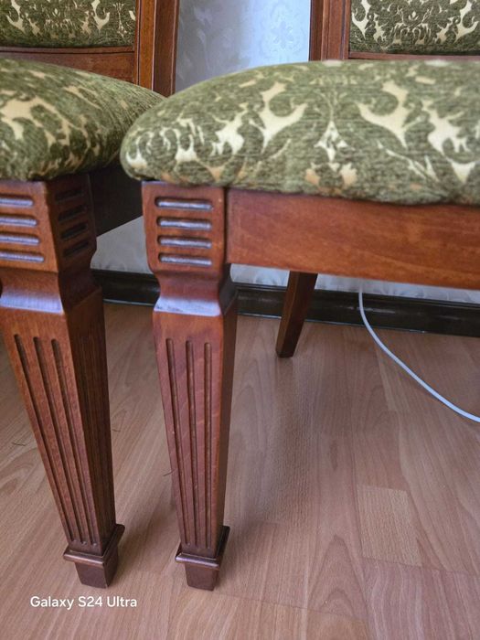 Продаются широкие стулья