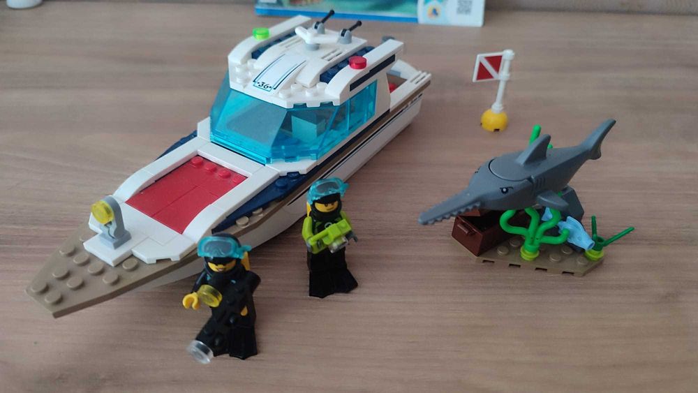 LEGO City Great Vehicles - Iaht pentru scufundari 60221