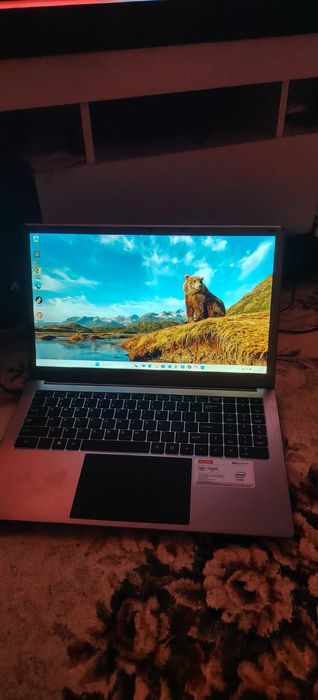 Laptop se deschide greu
