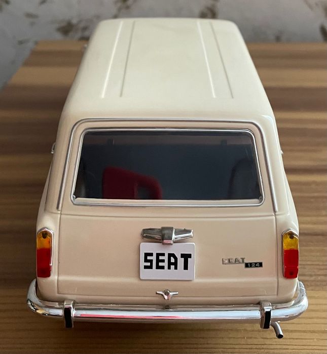 SEAT 124 Mащаб 1:18 Triple 9 Метал