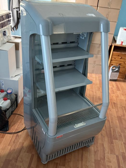 2 Vitrine frigorifice si un panou „A“ pentru reclama