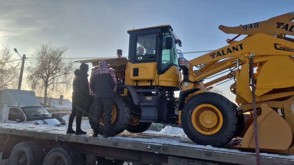 Чистка снега фронтальный погрузчик, уборка территории,